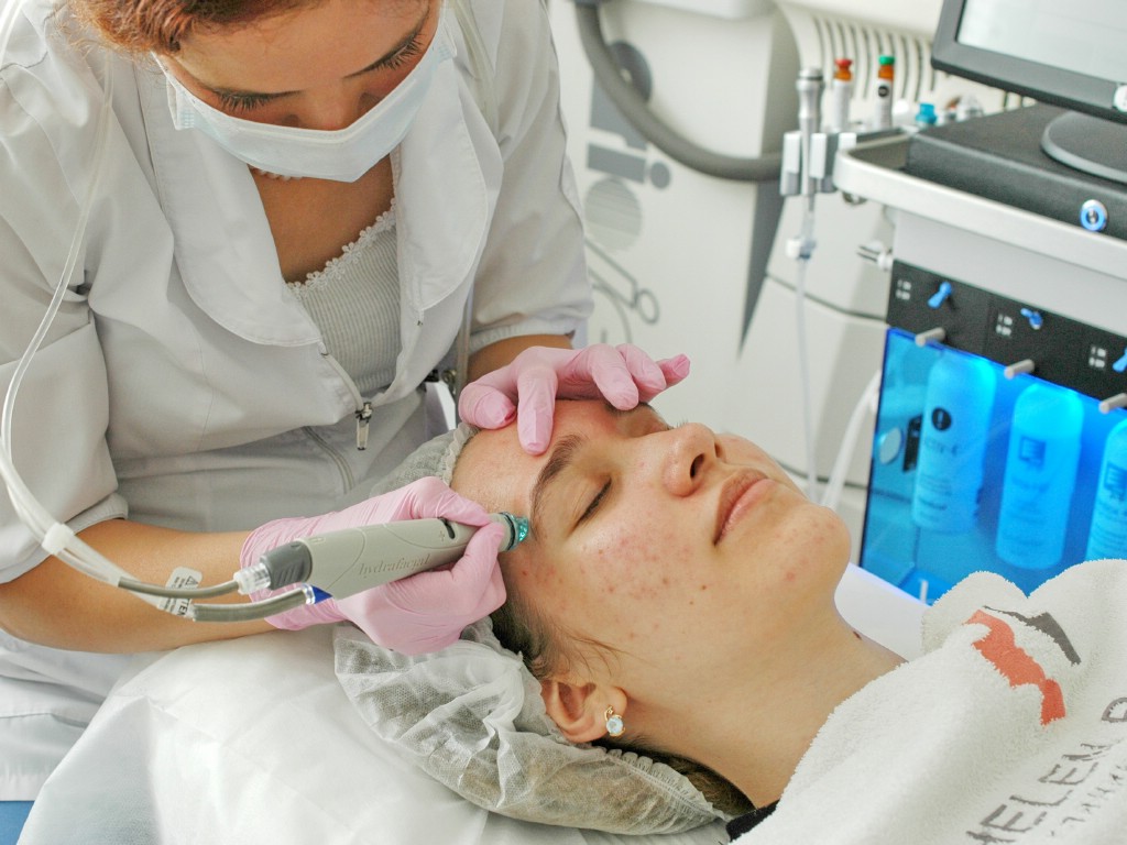 Аппаратная чистка лица HydraFacial в центре Laser Health